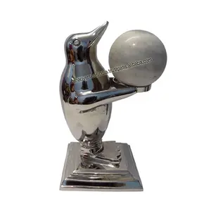 Penguin Holding Soapston Ball supporto per sfera in metallo per soggiorno, ufficio e decorazione della tavola dell'hotel