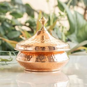Casserole en cuivre martelé artisanal, chauffe-plats haut de gamme, pot de service de style indien traditionnel avec finition décorative en dôme - Product Image 1