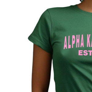 Camiseta AKA EST 1908 de algodón premium rosa claro con cuello redondo y manga corta, ropa de moda para hermandades griegas - Product Image 3