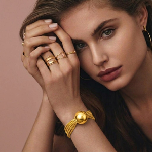 Bracelet en chaîne maillée multi-brins en alliage plaqué or anti-ternissement avec perle décorative pour femme, produit artisanal en gros - Product Image 1