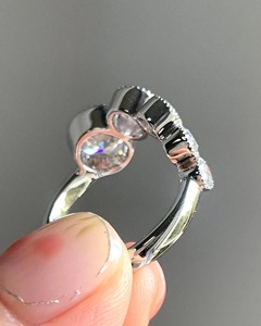 Anillo de Compromiso con Diamante Cultivado en Laboratorio de Corte Redondo Estilo Ola de 1.5 TCW, Anillo de Oro de 14K, Anillo de Diamantes Curvado, Diseño Único para Mujer - Product Image 3