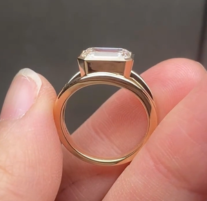 Anillo Minimalista con Moissanita Corte Esmeralda y Engaste de Bisel en Oro Amarillo de 14K/18K – Anillo de Compromiso Geométrico Personalizado para Mujer - Product Image 4