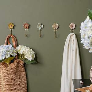 Crochets muraux floraux décoratifs en forme de fleurs pour suspendre manteaux, sacs, clés, serviettes, organisation élégante de la maison et décoration murale - Product Image 4