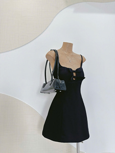Robe mini noire à fines bretelles, col cœur, découpes, coupe évasée, pour soirée d'été ou tenue décontractée - Product Image 2