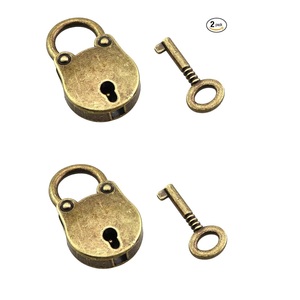 Candado Master Lock 175LH de 2' de Ancho con Combinación Personalizable, Acabado Dorado, Tema Tradicional, Regalo Empresarial - Product Image 1