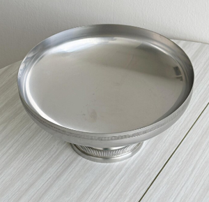 Corbeille à fruits minimaliste en métal argenté brossé, centre de table moderne, plat de présentation rond peu profond, décoration d'appoint métallique - Product Image 2