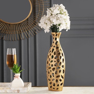 Vase à fleurs en laiton pour la décoration intérieure élégante, la présentation florale et les thèmes décoratifs contemporains - Product Image 6