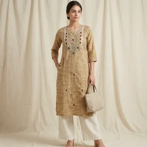 Kurti en jute et coton marron pour femmes, col rond, broderie, tunique droite, manches trois quarts, détails floraux, vêtements ethniques décontractés - Product Image 1