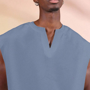 Top Corto Personalizado para Hombre, sin Mangas, Cuello en V, Tejido, Color Azul, Estilo Oversize, Casual, con Bajo sin Rematar, Corte Cuadrado y Efecto Desgastado - Product Image 3