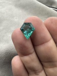 Esmeralda Zambiana Natural de Forma Elegante de 3.15 Quilates, Piedra Preciosa Rara Suelta para Joyería - Product Image 3