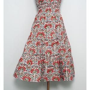 เดรสผ้าฝ้ายถักทรงเข้ารูปสำหรับผู้หญิง ระบายอากาศได้ดี เป็นมิตรต่อสิ่งแวดล้อม คอแบบผูก สายคล้องคอ ความยาวปานกลาง ลายดอกไม้ กระดุมด้านหลัง เปิดหลัง มีกระเป๋า ซักแห้งได้ เหมาะสำหรับใส่ไปชายหาด - Product Image 2