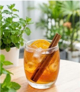 Infusion de thé noir à la cannelle et à l'orange avec tranches d'orange séchées et bâtonnets de cannelle dans un verre, marque NMPT, bon prix - Product Image 3