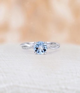 Anillo de Plata de Ley 925 con Baño de Rodio, Diseño Cristiano de Lujo, Moderno, con Aguamarina de Corte Brillante, Banda Trenzada y Engaste de Garras, Certificado - Product Image 2