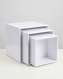 Prix d'usine – Personnalisé pour présentoirs d'angle autoportants modernes en plastique blanc pré-assemblés pour buffets et vêtements - Product Image 1