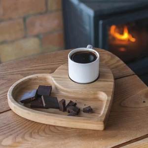 Plateau de service en bois en forme de croissant avec quatre compartiments pour chocolats et bonbons, design minimaliste moderne, fait main - Product Image 2