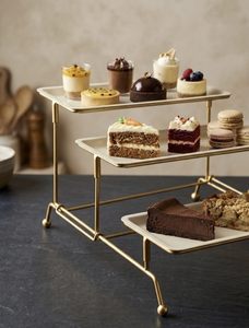 Support à gâteau en métal doré à 3 niveaux avec assiettes en céramique, élégant présentoir à desserts, cupcakes et pâtisseries pour fêtes, mariages, et réceptions du thé - Product Image 2