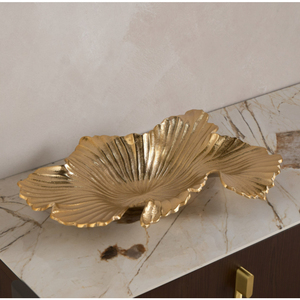 Bol décoratif en aluminium en forme de feuille d'or, texturé et cannelé, plat de service pour snacks, centre de table asymétrique floral, assiette à fruits - Product Image 1