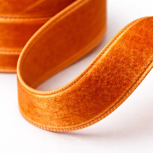 ริบบิ้นกำมะหยี่สองด้านแบบทอขนาด 10 มม. จากนีลกามาล อินดัสทรีส์ ผลิตจากโพลีเอสเตอร์ 100% ทนต่อการหดตัว สีพื้น สำหรับตกแต่งห่อของขวัญ - Product Image 1