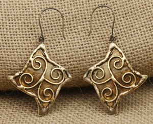 ต่างหูทองเหลืองทรงเรขาคณิตทำมือ ดีไซน์ลวดลายนามธรรม เครื่องประดับสไตล์วินเทจสำหรับผู้หญิง เหมาะสำหรับงานปาร์ตี้ - Product Image 4