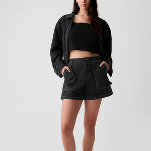 Shorts de Mezclilla Estilo Utilitario con Bolsillos de Parche, Cintura con Doble Botonadura, Shorts de Mezclilla Ajustados con Acabado Liso - Product Image 5