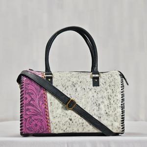 Bolsa de Viaje de Cuero Vacuno de Lujo con Panel Floral en Relieve Rosa, Cierre de Cremallera, Asa Superior, Uso en Viajes, Duradera - Product Image 2
