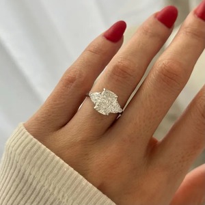 Bague élégante à trois pierres en diamant de laboratoire taille coussin de 3 carats avec pierres latérales trillons en or blanc, jaune et rose pour femme - Product Image 5