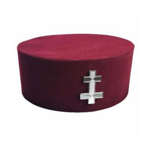 Chapeau Rouge du Rite Écossais AASR 32 Degrés avec Broderie en Fil d'Or, Ailes d'Aigle en Fil d'Or et Cordon avec Boutons - Product Image 3