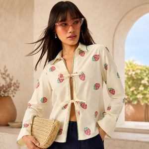 Elegante Blusa Casual de Algodón Crema para Mujer con Manga Larga, Bordado de Fresas y Lazo Delantero para Venta al por Mayor B2B - Product Image 1