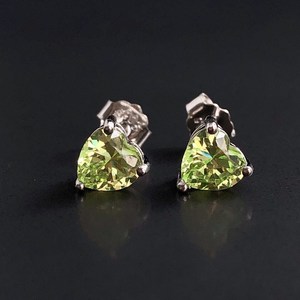 Pendientes de Corazón Geométricos de Plata de Ley con Baño de Rodio y Peridoto, Románticos y Modernos, de Rhaya Jewels, al por Mayor, para Niñas y Mujeres - Product Image 1