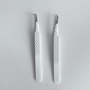 Pinces à cils professionnelles personnalisées, noires et blanches, en acier inoxydable japonais durable, avec pointe en fibre et grip diamanté, pour extensions de cils - Product Image 1