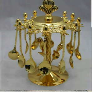 Base élégante en forme de cygne contenant un ensemble de petites fourchettes à dessert en bronze, argent et or. Disponible aux prix de gros. - Product Image 2