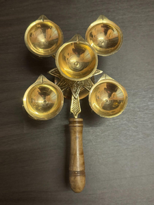 Lámpara Diya Tradicional de Latón para Panch Aarti, con Cinco Cuencos, para Rituales Hindúes de Pooja, Porta Ofrendas de Aceite/Ghee con Asa de Madera, para Templo Indio - Product Image 5