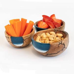 Petits bols écologiques en bois et résine, faits à la main avec incrustation de résine bleue, design moderne, ensemble de service pour fruits et collations de fête - Product Image 1