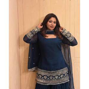 Ensemble de costume en mousseline de soie XL pour occasions spéciales avec des paillettes et des broderies Zari pour un look glamour - Product Image 2