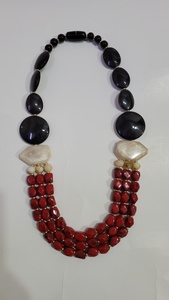 สร้อยคอลูกปัดเรซินทันสมัยเครื่องประดับงานปาร์ตี้ทำมือ unisex จากอินเดีย - Product Image 2