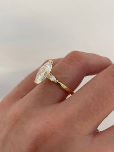 Anillo de Diamantes de Corte Ovalado de Lujo con Engaste de Puntas en Oro Amarillo, Elegante Anillo de Compromiso de Diamantes Ovalados para Mujer, Regalo de Joyería Fina - Product Image 2