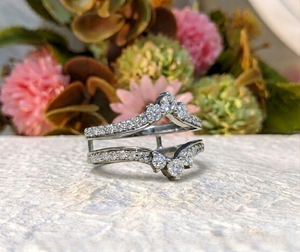 Anillo de Oro Blanco Sólido de 14K con Moissanita de Corte Redondo, Anillo de Boda Doble Curvo con Protección Envolvente para Mujer, Joyería Fina Personalizada - Product Image 3
