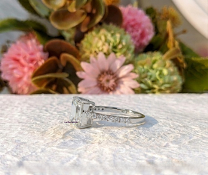Bague de fiançailles en diamant de laboratoire taille émeraude certifiée IGI, style classique pour femme avec diamants latéraux, or blanc 14 carats, cadeau de mariage - Product Image 2