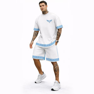 Ensemble streetwear homme noir et or 2 pièces personnalisé, t-shirt graphique de luxe et short, tenue urbaine d'été - Product Image 2