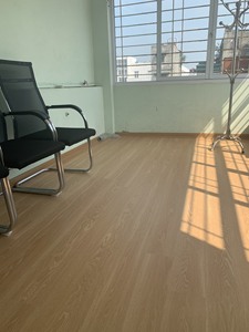 Suelo SPC Rígido Moderno VFLOOR, Resistente al Agua, Anti-Rayones, Sistema de Clic, Planchas Medianas, Ideal para Hospitales, Acabado Liso - Product Image 3