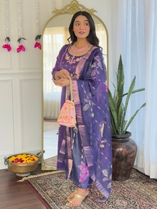 Ensemble kurta droite brodée en viscose pour femme, avec pantalon en viscose et dupatta imprimée jacquard - Product Image 2