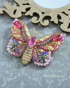 Broche Decorativo Bordado a Mano de Primera Calidad MD HANDICRAFTS, Pin de Joyería Hecho a Mano para Blazers y Cárdigans, para Bodas y Otras Ocasiones - Product Image 1