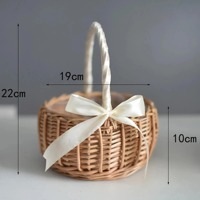 Panier en osier tressé à la main avec poignée et ruban décoratif, idéal pour les demoiselles d'honneur et la décoration intérieure, provenant d'Inde