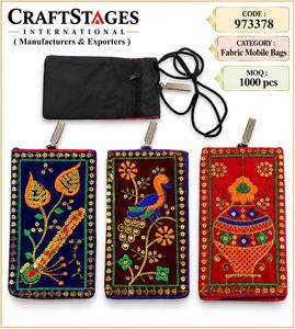 Pochette bandoulière verticale de style indien Gujarati avec broderie au fil, clip métallique et fermeture éclair au dos - Product Image 4