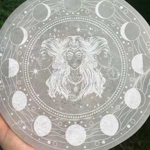 Placa de Selenita para Carga Energética, con Grabado de la Triple Diosa, Reiki, Sanación, Centro de Energía - Product Image 6