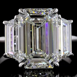 Anillo de Compromiso Atemporal con Diamante Cultivado en Laboratorio de Corte Esmeralda de 5 Quilates, Oro Blanco, Corte Esmeralda Triple, Anillo de Boda de Tres Piedras - Product Image 3