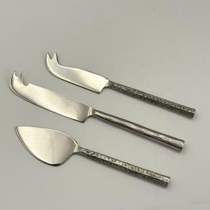 Ensemble de 3 couteaux à fromage en acier inoxydable faits à la main et personnalisés, élégants couteaux à découper pour le fromage et le beurre, parfaits pour les mariages - Product Image 4