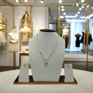 Conjunto de Collar y Pendientes con Colgante Circular Geométrico Dorado y Diamantes Brillantes, Joyería Sofisticada para Mujer - Product Image 2