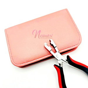 Pince professionnelle à pointe en U pour extensions de cheveux Poignée noire et rouge durable en acier inoxydable sur les poignées Pince d'extension de cheveux - Product Image 6