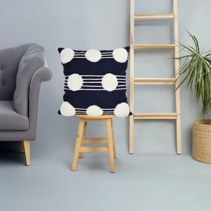 Housse de coussin carrée tuftée à la main, texture bohème bleue et ivoire avec pompons, pour canapé, décoration intérieure, à prix avantageux - Product Image 1